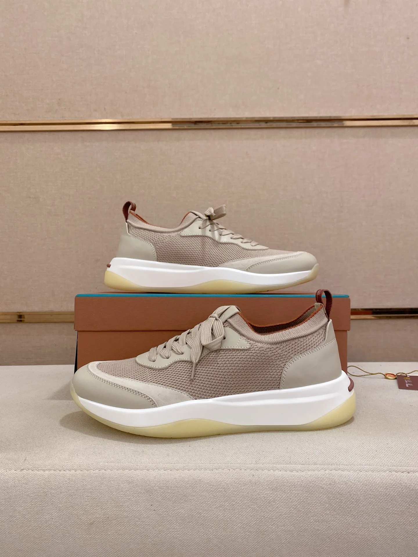 Men's shoes💰: 540💰🔥𝐥𝐨𝐫𝐨 𝐏𝐢𝐚𝐧𝐚 lp classic loafers, an Italian treasure brand, the only brand that can match Hermès! Only after wearing it do we realize that we can’t live up to our feet. The upper is made of imported first-layer cowhide with breathable fly-knit fabric, water-dyed cowhide foot pads, and the official original glass rubber outsole and pendant. Exclusive original packaging (tag ➕ brand paper ➕ outer box ➕ hand bag) code number: 38-44. Can be customized 45-46